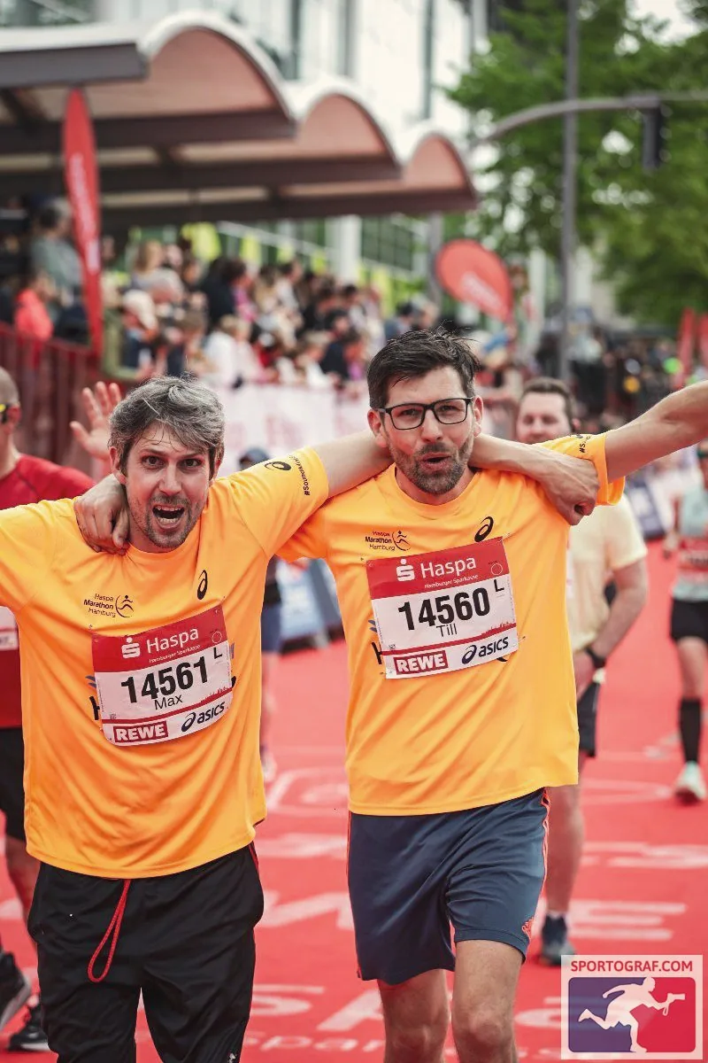 Till und ein Freund im Ziel eines Marathons, Arm in Arm