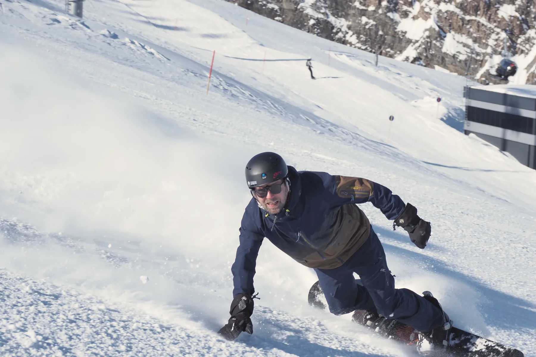 Till carvt mit dem Snowboard durch frischen Schnee